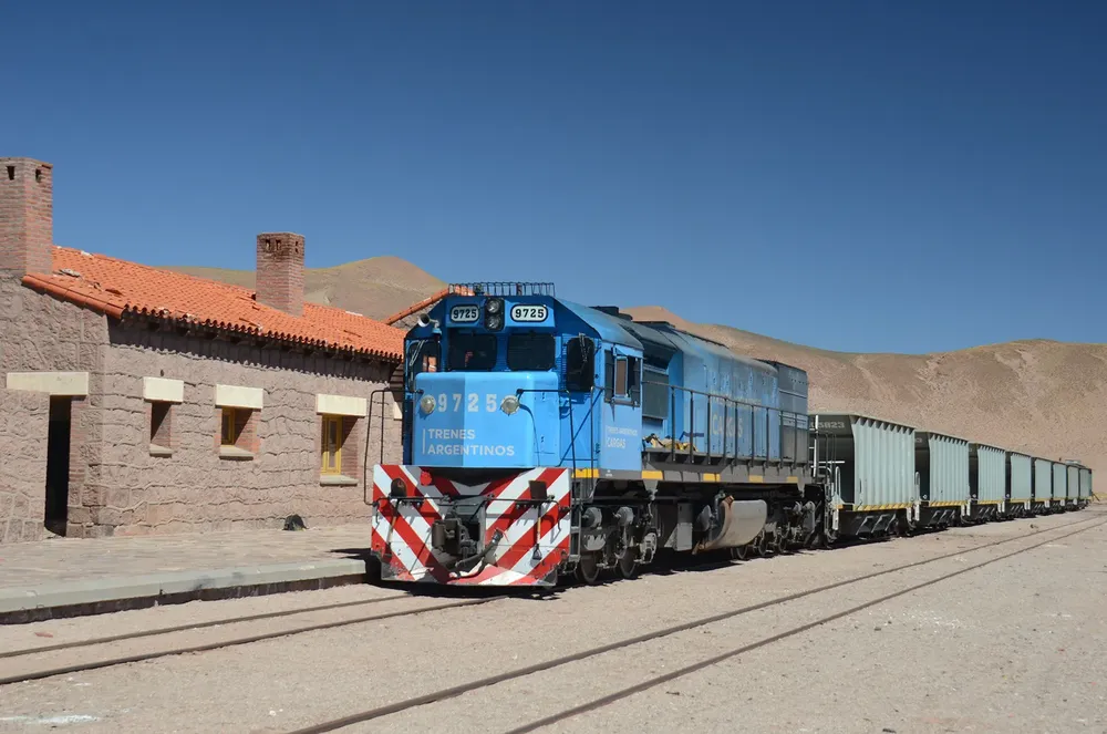 El Belgrano Cargas llegando a la estación de tren de Olacapato.