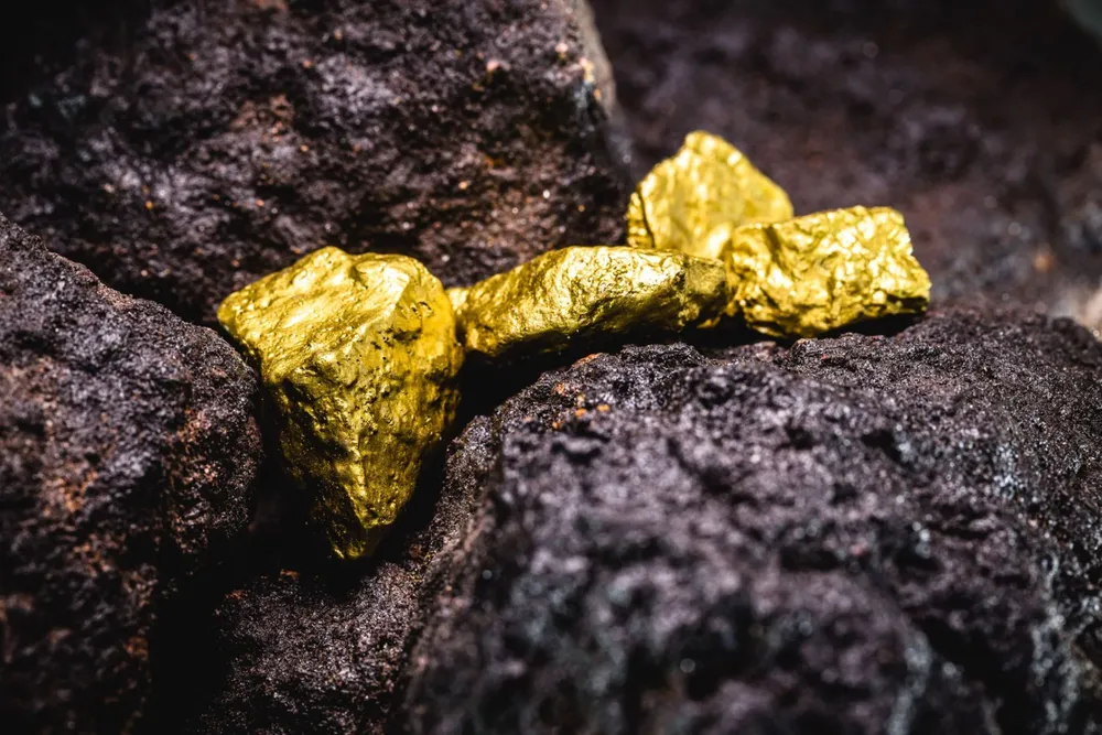 ey-close-up-gold-rocks-thumbnail-v1-20221117