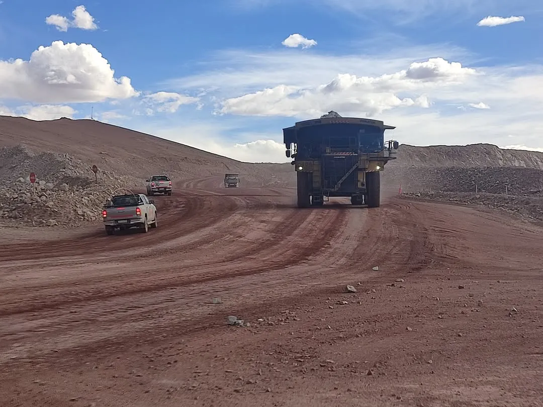 Visita a la Mina Lindero Los senadores Gustavo Carrizo y Leopoldo Salva, miembros de la Comisión de Minería, visitaron la mina Lindero, ubicada a 3.800 msnm en la Puna salteña. Allí se extrae oro y se avanza con estándare-2