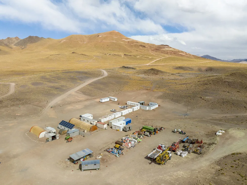 Condoryacu se ubica justo al lado del conjunto de terrenos de Diablillos y se considera parte del sistema epitermal más amplio de Oculto.